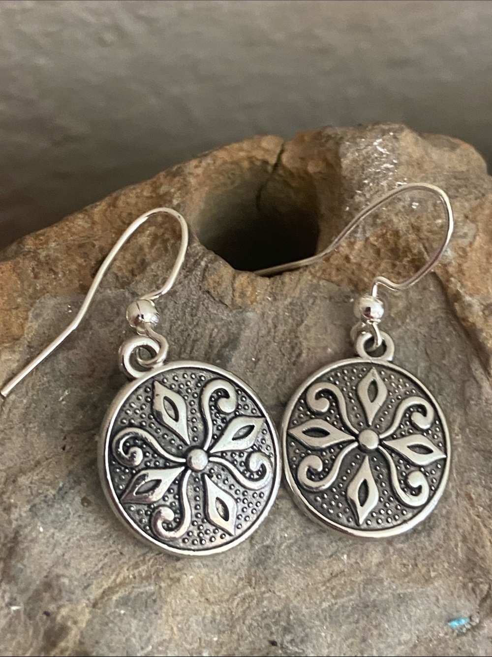5/$10❤️❤️❤️NEW Handmade Silver-Tone Zinc Alloy Floral Medallion Drop Earrings